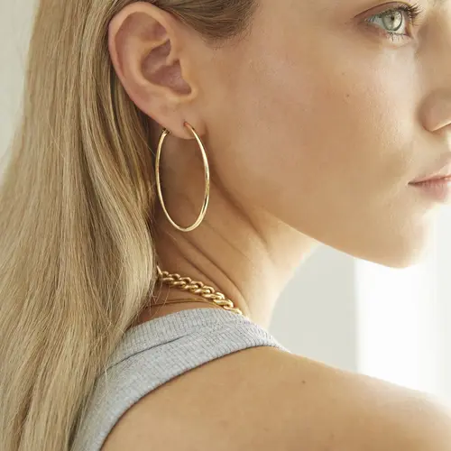VENOCO Women's Metal Hoop Earrings - Earring for Women, Gold-Tone Shiny Metallic Round Shaped, Silver Style Option, Graduated Curvature, Long-Lasting Daily Wear, Ideal Gift for Loved Ones