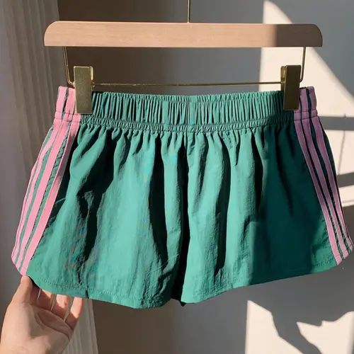 Women's Summer Sporty Colorblock Shorts, Fitted Elastic Waist, Casual Unlined Fabric, Trendy Four Seasons Vacation Style, Active Wear Shorts