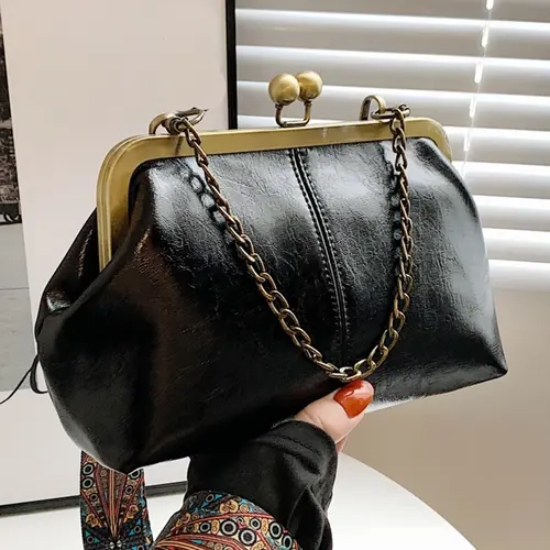 Trendy shell chain shoulder crossbody bag, Fashionable Bag, casual and versatile handheld shoulder clip bag, solid color niche design shoulder commuter bag, suitable for dating, shopping and daily matching