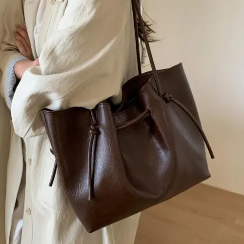 Fall/Winter Texture casual and fashionable versatile shoulder bag, niche design retro large capacity underarm bag, generous temperament simple bucket bag, suitable for commuting to work, daily going out for classes