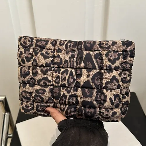 Retro leopard print fashion makeup bag, small pleated casual handbag, lightweight small change purse, vintage vanity bag, commuter purse, Fashionable purses, suitable for daily commuting