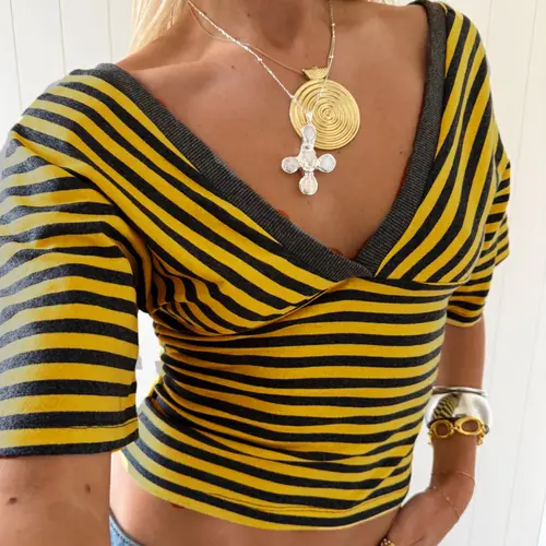 Women's Striped Cross V-Neck Short Top, Casual Cropped Tee, Slim Fit Waist Exposure Summer Casual T-Shirt, Fashionable and Stylish Design, Perfect for Daily Wear, Casual T Shirts