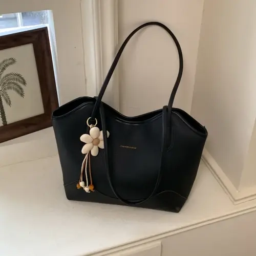 Fashionable lightweight luxury minimalist daily commuter Pu Tote bag for commuting with large capacity. Comes with flower pendant for daily casual outings, women's bag with delicate shoulder strap for single-shoulder or hand-carry. #GLOBAL PICKS