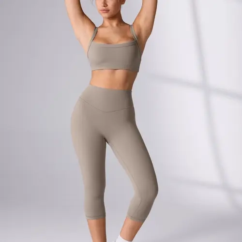 UNISSU Hugcurve Women's No Front Seam High Waisted 19'' Capri Leggings - Buttery Soft Polyamide Blend, Medium Compression, Machine Washable, Everyday Active Gym Workout Sports Bottoms
