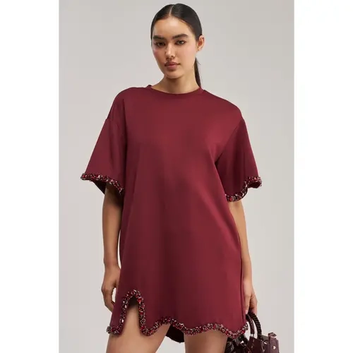 COOL GIRL EMBELLISHED TEE SHIRT DRESS IN BURGUNDY