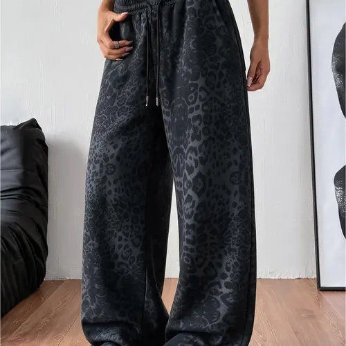 Y2K retro women’s cotton blend leopard-print pants, couples’ casual loose straight sweatpants with elastic cuffs, street-style fashion pants suitable for everyday wear, 50% cotton, 50% polyester fiber material.