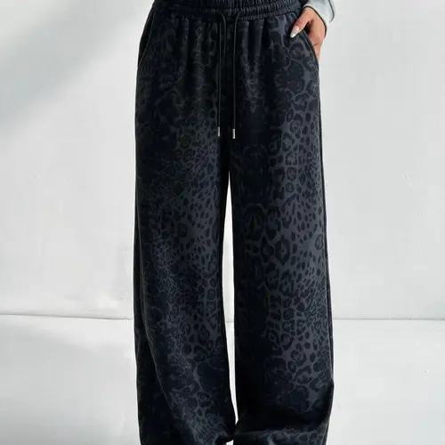 Women’s cotton-blend leopard print wide-leg sweatpants, new for spring/autumn, loose fit with elastic waistband and drawstring; casual, fashionable retro Y2K athletic pants suitable for everyday wear, workouts, and streetwear outings.