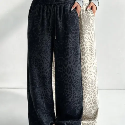 Women’s 2-pack cotton-blend leopard print loose wide-leg sweatpants, elastic waistband with drawstring, casual street-style athletic pants, suitable for everyday wear and workouts/travel.