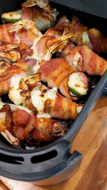 INGREDIENTES 15 A 20 Camarones pelado y con la cola 15 a 20 rebanadas de Tocino 10 chiles jalapeños rebanados 1/2 cda de sal de ajo y disfruta los mejores Camarones envueltos con Tocino y chile jalapeño #fypシ #parati #camaronesmomia #camaronescontocino #camarones #recetasnavideñas #recetas @COSORIairfryer @COSORI Kitchen 