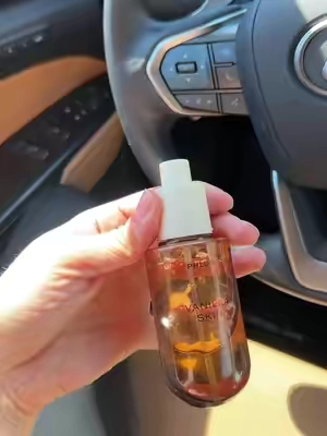 This is the BEST body + hair mist ive found. Its more of a warm natural smell versus strong and artificial 💕✨ #vanillasmell #vanilla #perfume #summersmells #riodejaneiro #phlur #bodymist #vanillamist 