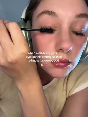smudged eyelids = incredible lashes #toofacedmascara #mascarareview #toofacedcosmetics #volumizingmascara 