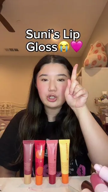 Suni is SO REAL😭🩷for being an ole henriksen pout preserve lip peptide treatment girly🥹 these feel so moisturizing glossy and stay on for a long time bc they’re more thick my favorite lip oil lip gloss lip balm hybrid!  #olehenriksen #olehenriksenliptreatment #lipoil #lipstick #lipgloss #lippies #lipcombo #lipcombotutorial  #lipbalm #drylips #poutpreserve 