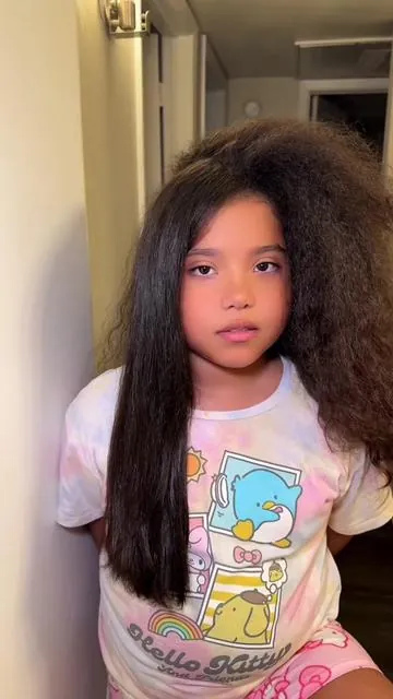 I love how this straightener brush is kid friendly the teeth do not get hot only the iside plates so you dont have to worry about getting too close to the scalp and it being too hot! #wavytalkhairstraightener #wavytalk #hairstraightenerbrush #straightener #curlyhair #naturalcurls #naturalcurlyhair #curls #frizzyhair #silkyhair #back2school #back2schoolwavytalk #b2school #b2schoolwavytalk #b2swavytalk 