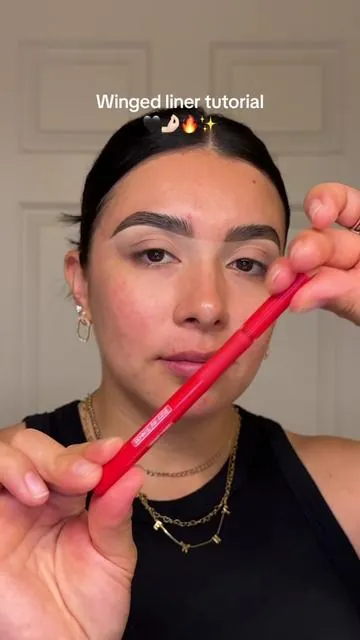 How to get a snatched wing every time 🤌🏻🙌🏼😮‍💨 The pinky really helps with precision 🖤  . Eyeliner @ONE SIZE BEAUTY  . #eyeliner #eyelinertutorial #wingedliner #wingedeyeliner #makeup #makeuptutorial #makeupideas #beauty #onesizebeauty 