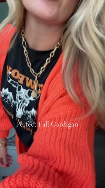 graphic tee+oversized long cardigan 🤝🏼 #momstyle #fallfashion #falloutfits #fallootd #falloutfitinspo #halloweenlook #halloween2024 #spookyseason #longcardigan 