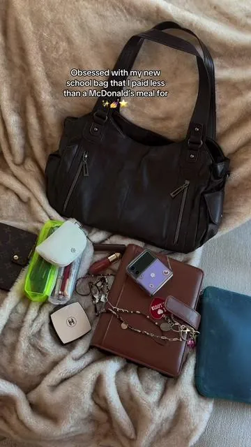 Obsessed and in love with it even more after adding trinkets to it ✨✨ #whatsinmybag #aestheticbag #purse #totebag #aesthetic #pinterest #inspo #fashion #fall #OOTD 