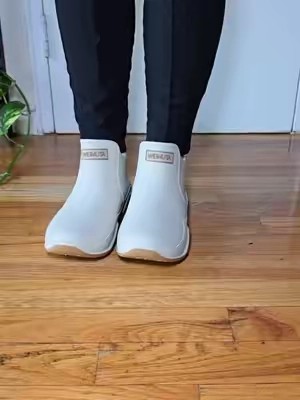 #rainyshoes  #rainyboots  #rainyday  #fashionboots  #womenshoes  #tiktokshop  #tiktokfinds #fashiontiktok 