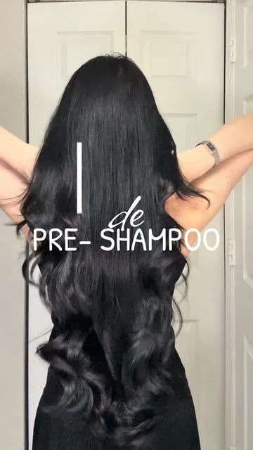 Acompáñame a hacer mi rutina de pre-shampo favorita para tener el cabello largo, fuerte, sano y abundante, una BOMBA para hidratar, estimular y proteger.  — PRODUCTOS QUE USO: • — Shampoo Garnier. @GarnierUSA  •extractos de té verde (antioxidante) •aceite de coco (hidratación) •ácido cítrico (equilibra el ph) •no parabenos, no colorantes, no sulfatos. •ideal para cabellos mixtos, grasos o sensibles. • — Olaplex n7 Bonding Oil @Olaplex En Español •aceite de olivo: hidrata y suaviza. •bis—aminopropyl diglycol dimaleate: fortalece y protege el cabello. •antioxidante: protege contra daños oxidativos. •ácido hialurónico: hidrata y suaviza. •mejora la textura y el brillo, reduce la ruptura capilar, y protege contra el calor hasta 230gc •libre de parabenos, sulfatos, sodio, colorantes y fragancias artificiales. • — Aceite de coco OGX @OGX Beauty  •antioxidante: protege contra daños. •vitamina e: regenera y protege el cabello, mejorando la textura y el brillo. •glicerina: hidrata y suaviza. •ácido cítrico: equilibra el ph y cierra la cutícula capilar. •no parabeno, no sulfato, no colorantes, no fragancias artificiales, no productos químicos agresivos. • • • HASHTAGS:  #hairoil #hairtok #hairstyle #belleza #tipsdebelleza #cabellolargo #women #cabellosanoybrillante #peloenpausa #cabelloteñido #cabellopintado #hairoiling #hairoilforhairgrowth #preshampoo #cabellobrillante #cabellosano #crecimientodelcabello #cabello #rutinadecabello #cabellohermoso #aceitedecoco #aceiteparacabello 