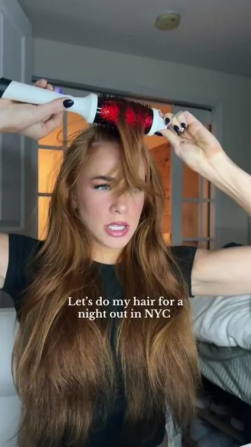 @BondiBoost working magic on my hair👩🏼‍🦰✨ @Hairitage by Mindy @Gisou #hair #redhead #blowoutathome #thermalbrush 