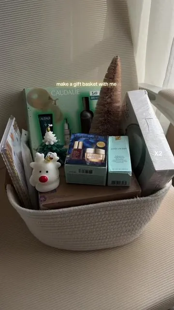 Best friend Christmas gift basket 💖✨  #tiktokshopholidayhaul #esteelauder #esteelauderpartner #bestfriendchristmasgift #giftbasket #giftideas @The Estée Lauder Store 