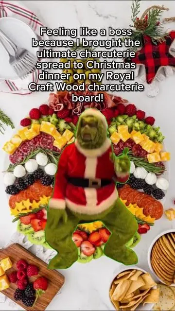 Obsessed with this ornament charcuterie board 😻 #boss #at #christmas #capcut #meme #funny #cute #grinch #charcuterieboard #charcuterie #cheeseboard #holiday #family #royal #craft #wood #tiktokshop 
