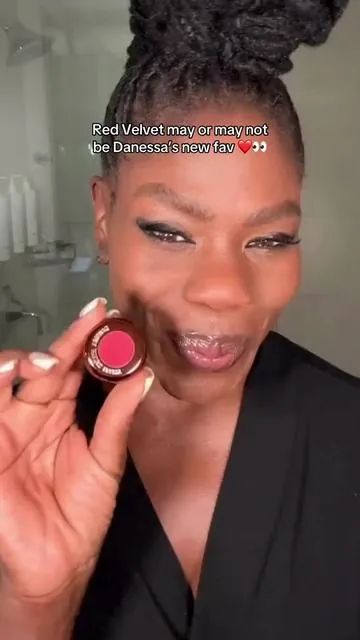 Danessa has been hearing a lot of talk about our Blurring Balm Powder Flushed in the shade Red Velvet...Too bad it's only a mini! (For now?) 👀 Have you tried this perfect shade of red? ❤️ #blush #blushtrend #cheekcombo #blushcombo #pink #pinkblush #makeup #beauty #makeuptutorial #beautyhacks 