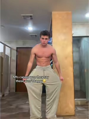 Like are we serious? #baggy #sweatpants #baggyfit #winterfashion 