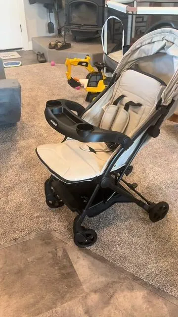 I will always choose @Mompush US over any other name brand strollers! This is the lightweight stroller with the snack tray, that can come off for you to easily clean! It does not have the bassinet feature like the other Mompush strollers, but the seat can recline all the way back to help your little sleep comfortably! This one has a little napping “nook” to help keep the little one warm and out of the elements #mompush #monpushlithev2 #toddlerstroller #babystroller 