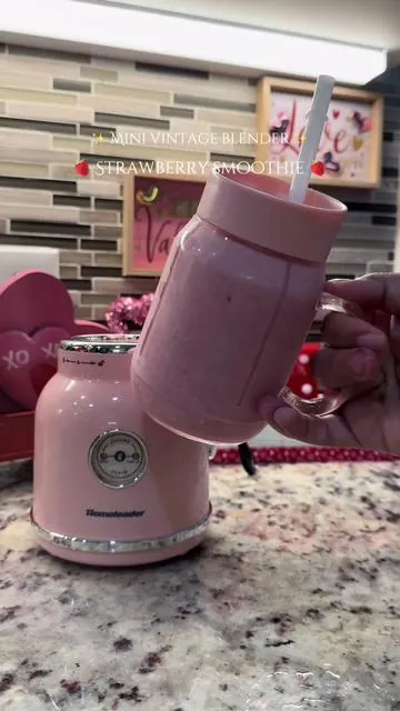 Mini vintage blender 🎀✨ #strawberry #strawberrysmoothie #miniblender #pinkblender #vintagevibes #vintageblender #coquetteaesthetic #coquette #pinkeverything #CapCut #valentinesday #valentinesdaygift #tiktokshop #foryoupage #parati 
