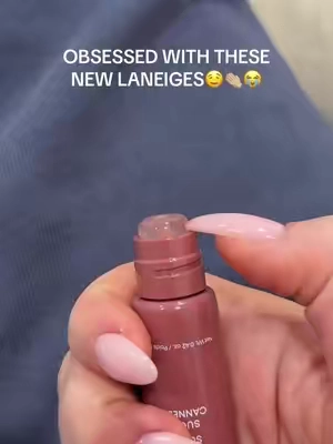 The applicator is IMPECCABLE. Like holy.  So soft and so squishy #lipbalm #newlipbalm #lipbalmaddict #laneige #laneigelipmask #lipserum #tintedlipserum #glazecraze #laniegeglazecraze #ttslevelup 