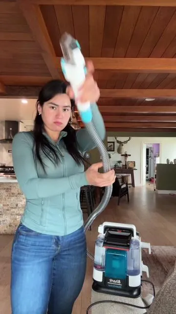 Encontre una aspiradora que te ayuda a limpiar tus sofas tu comedor todo lo que tengas de piel y quita los aromas de tus MASCOTAS #ALONDRIX #MOM #SHARK aspiradoradesofa #cleaning #cleaninghack #fyp #funn#funny #clean #aspiradora 