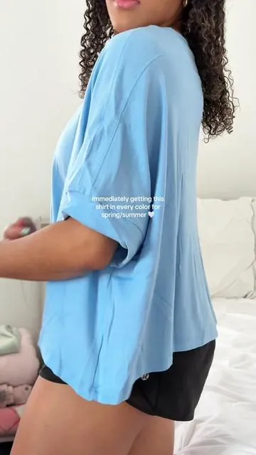 the softest, stretchiest, and most flowy material! i really really love this one guys 🥰 #teeshirt #minimalstyle #summershirt #springshirt #summeroutfit #springoutfit #summerfashion #springfashion #summerootd #casualshirt 