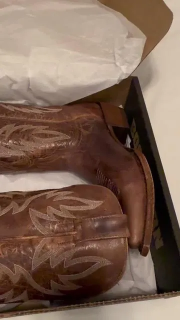 Gorgeous Boots and the quality is chefs kiss! #cowboyboots #cowboybootsoutfit #boots #idyllwindboots #bootbarn #boho @BootBarn 