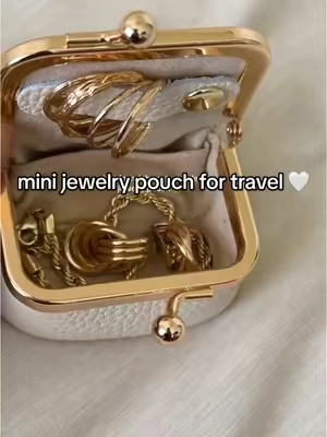 This little pouch to store jewelry while traveling or on the go >> you can also just use it as a little coin pouch , super cute #jewelrypouch #coinpouch #coinwallet #traveljewelrybox #jewelrycase #minijewelrybox #jewelryholder #minipouch 