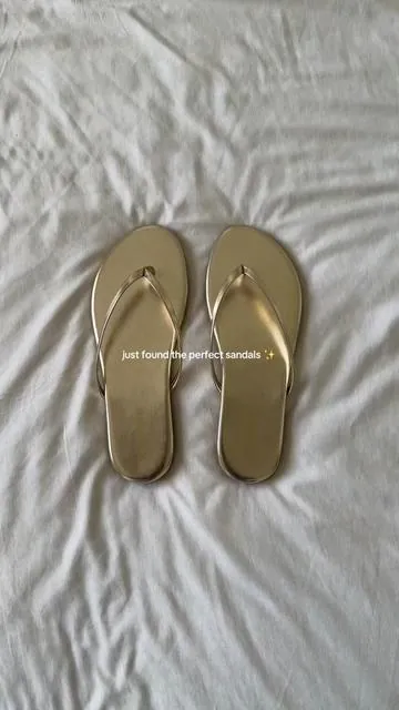 The perfect sandals / flipflops for spring + summer <3 these sandals are wide feet friendly. I got the gold color in these sandals to match my gold jewelry & accessories ✨ everyone needs a pair of classic simple sandals that are comfortable <3 #sandalsforwomen #sandalsforsummer #flipflops #slippers #sandalslippers #summershoes #goldsandals #sandalshoes 