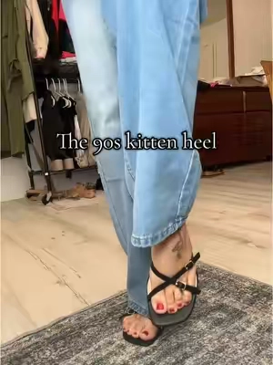 Sooo cute! #kittenheel #90saesthetic #sandal 