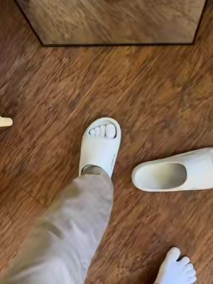 These crocs slides are actually freakin amazing #crocsslides #crocsrecoveryslides #crocs #crocs4life 