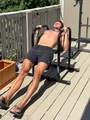 These bars are not just for dips! Here’s how to train your back and biceps on them. Link is in the bottom left corner of the video if you’re interested. #bodyweightworkout 