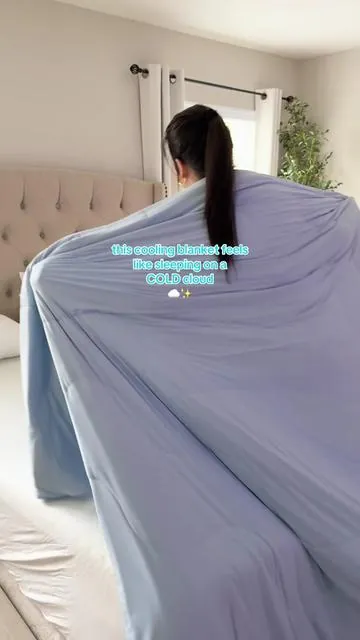 calling all hot sleepers 🥵 I promise you this blanket is going to change your LIFE 🙌🏻❄️ #coolingblanket #bedsure #bedsureblanket #hotsleeper #blanketthatkeepsyoucool #tiktokmademebuyit 