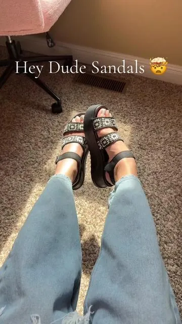 Did you know about these?! #heydudeshoes #heydudesandals #sandalsforwomen #womensandals #heydudeforwomen #platformshoes #platformsandals 