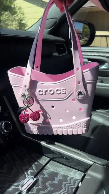 @Crocs #crocs #totebag #tote #bags #pinkaesthetic #summerbag #purse 