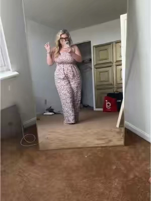 Like who even am I right now ?! #floraljumpsuit #jumpsuit #jumpsuitstyle #curvyjumpsuit #curvyfashion #curvyfashionblogger #curvysummerfits #summervibes #summeroutfits 