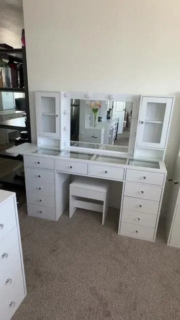 Este tocador tiene mucho espacio para todos los productos de maquillaje y más #vanity #vanitymirror #vanitymakeup #vanitysetup #vanityroom #vanityorganization #vanitydesk #vanitytour #LEDvanity #vanitychair #Bigvanity 