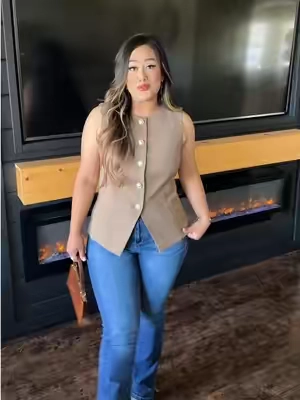 This summer vest has become one of my favorite pieces to wear 😍 need more colors.  #summervest #vest #summeroutfit #outfitinspo #outfitideas #outfitinspiration #ootdinspo #OOTD 