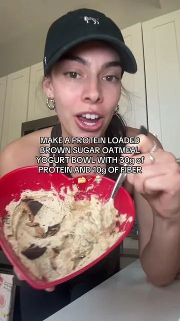 I’ve been obsessing over these because they keep me incredibly full all day and tastes like cookie dough fluff!! #proteinloadedbreakfast #proteinbreakfast #yogurtbowl #proteinsnack 