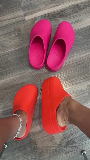 MY FAVS 😫💖 #dylanplatformclogs #crocs #crocsplatforms #dylanplatformcrocs 