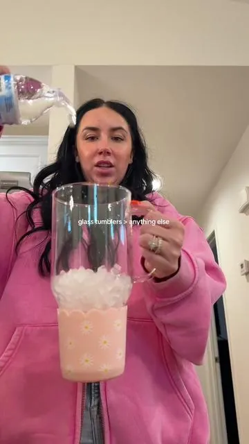 this one is so cute omg #glasstumbler #glasscup #tumblersoftiktok #tumblerwithhandle #watertok #tiktokshopsummerturnup #tiktokshopcreatorpicks #tiktokmademebuyit #dealsforyoudays 