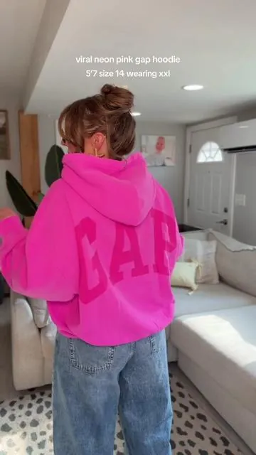 @Gap has the cutest clothes right now! I’ve been wanting this hoodie for awhile and it’s finally back in stock! #gap #gaphoodie #midsizeoutfits #midsize #midsizefashion #ootd 