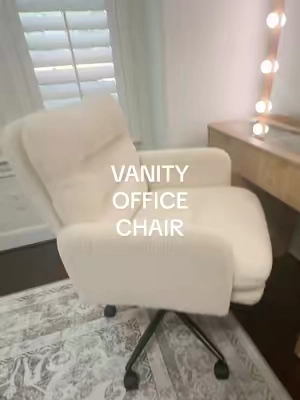 Plllleeeeaseeeee this chair is beautiful 🤩 #vanitychair #deskchair #officechair #chair #adjustablechair #chairwithwheels #tiktokshopcreatorpicks 