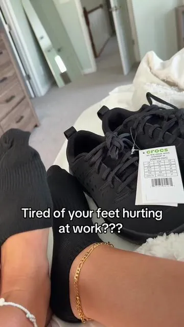 #nurselife #nursesoftiktok #serverlife #restaurant #restaurantlife #tiredfeet #sorefeet #nonslip #comfort #lightweightshoes #crocs #crocs4life 